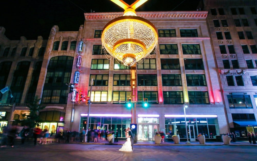 Photo of the GE Chandelier at Playhouse Square in Cleveland